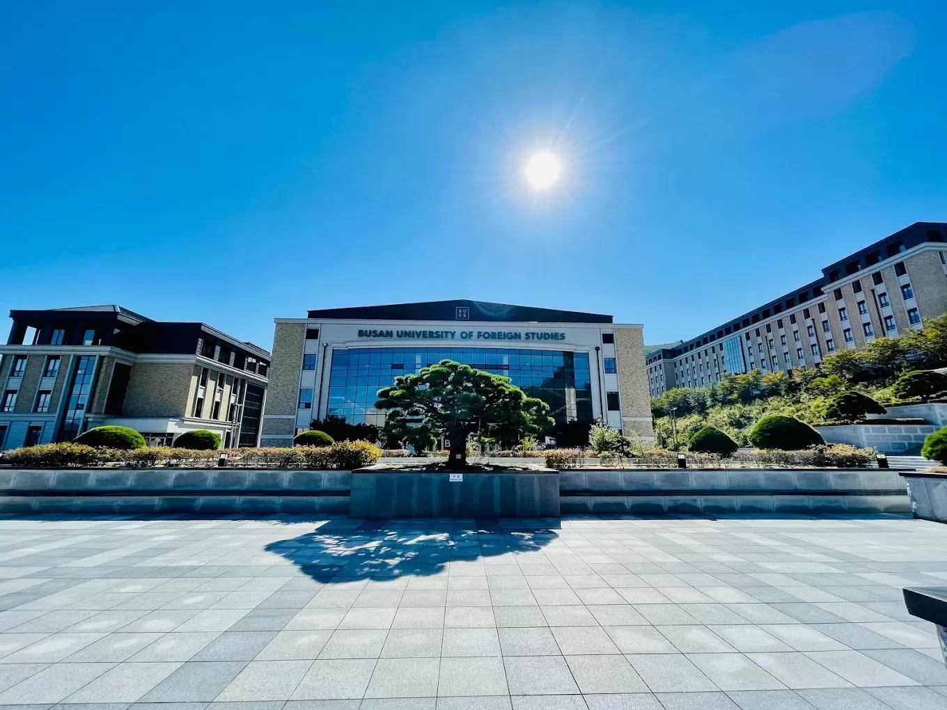 Khu&ocirc;n vi&ecirc;n Trường Đại học Ngoại ngữ Busan - BUFS - Busan University of Foreign Studies - 부산외국어대학교