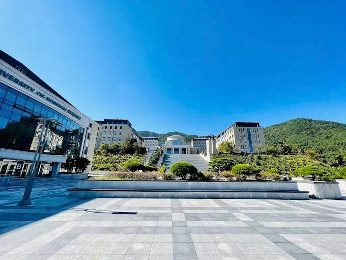 Khu&ocirc;n vi&ecirc;n Trường Đại học Ngoại ngữ Busan - BUFS - Busan University of Foreign Studies - 부산외국어대학교